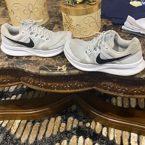 Nike Men's Light Gray Athletic Shoes